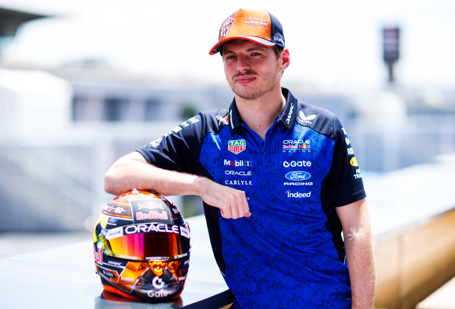 Max Verstappen avec son casque spécial pour le GP d'Autriche 2026
