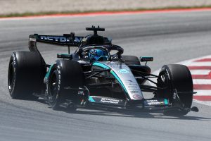 Russell remet en question la stratégie de Mercedes à Barcelone