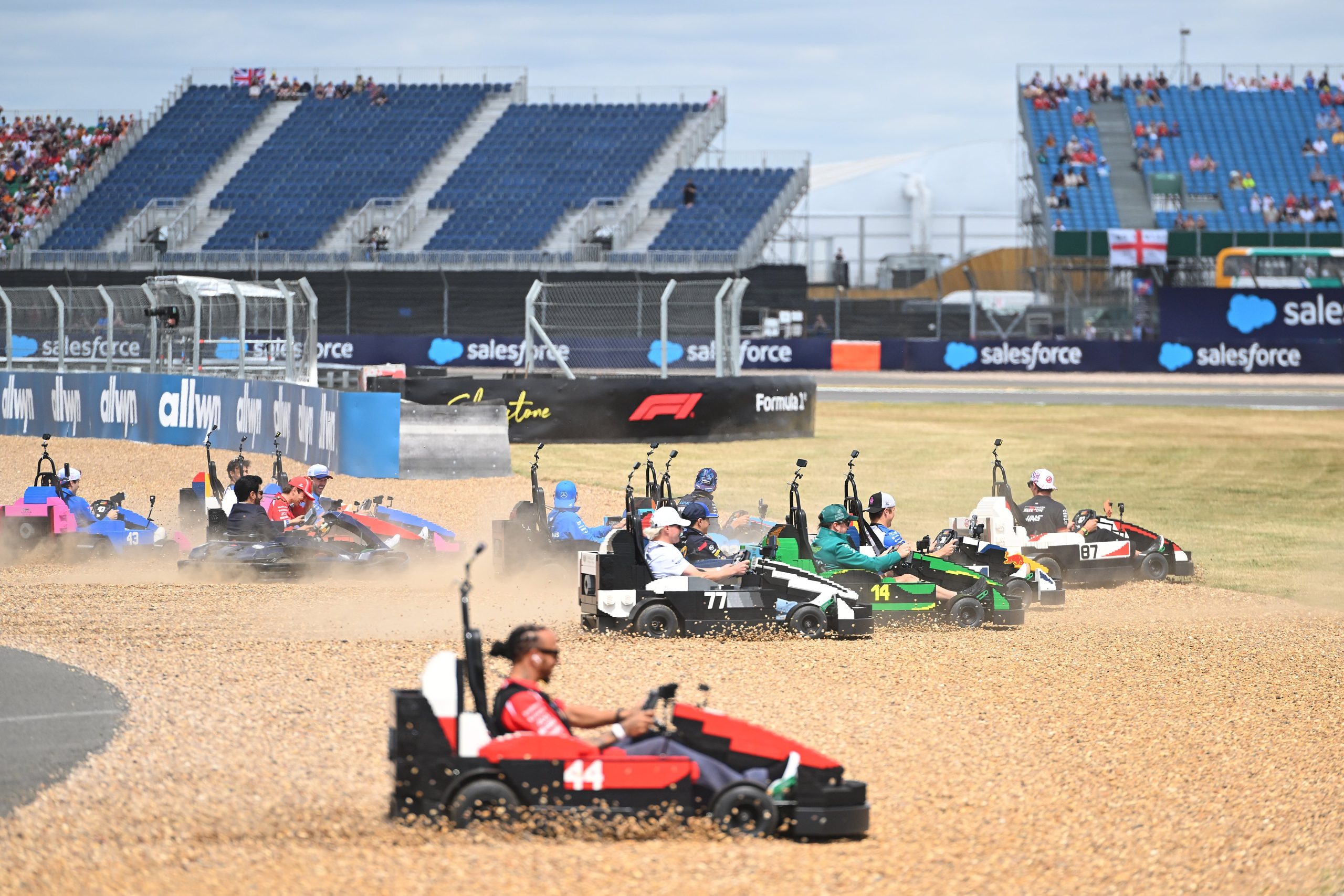 Vidéo les pilotes de F1 s&rsquo;amusent au volant de Kart en Lego