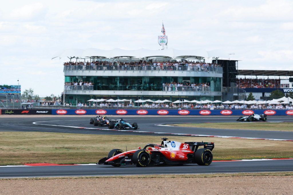 Leclerc survit au chaos final et triomphe à Silverstone