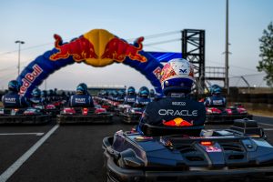 Max Verstappen VS 100 pilotes de kart : comment regarder la course ?